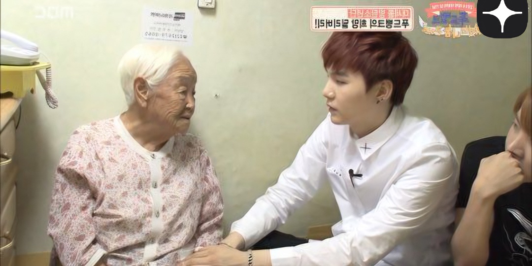 Бабушка просто сидела на скамейке как вдруг к ней подошли 7 парней  из BTS