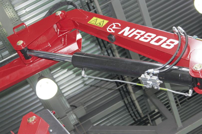    Шарнир между первой и второй стрелой позволяет компактно складывать КМУ