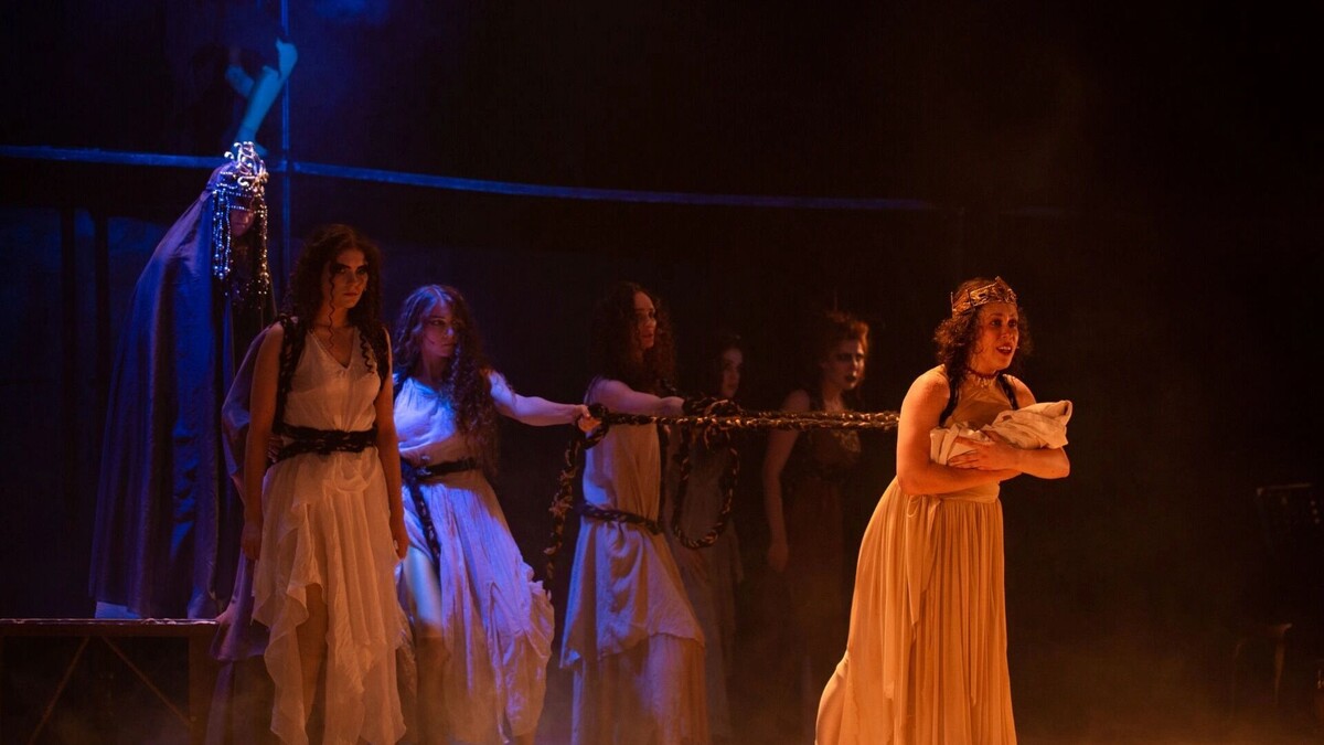    Новый спектакль получился танцевальной драмой со смутно угадываемым сюжетом   Омский Театр юного зрителя