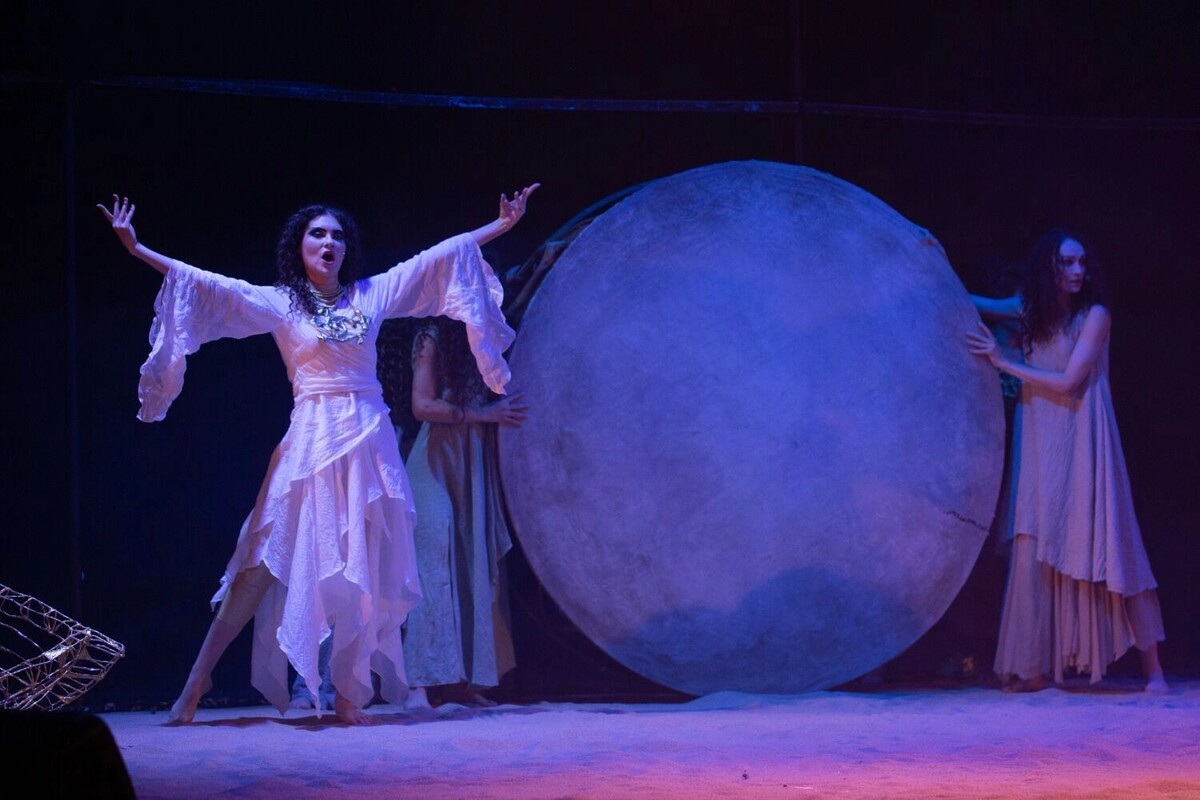    Сцена из спектакля «Островитянка»   Омский Театр юного зрителя