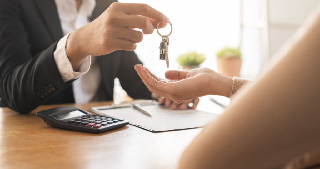 🏢 Снимаете квартиру? А знаете, что вы имеете право требовать от соседей и УК не меньше, чем собственник?