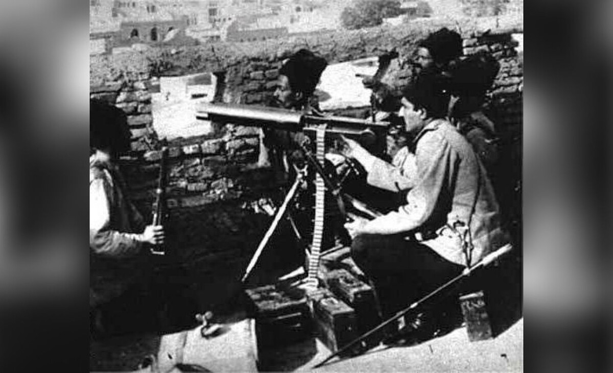    Реза Пехлеви за пулемётом, как солдат Персидской казачьей бригады