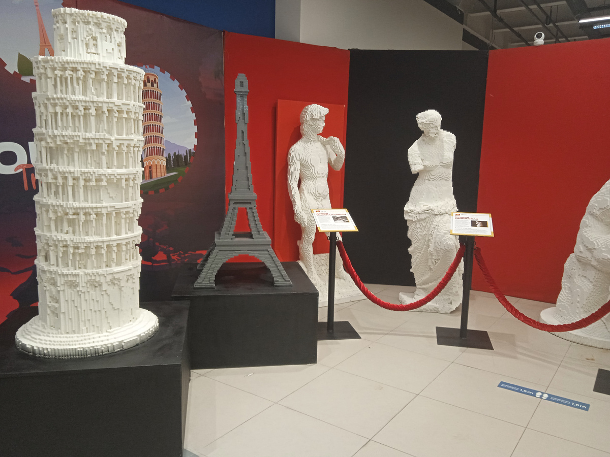 Экспонаты выставки - достопримечательности из кубиков Лего. 