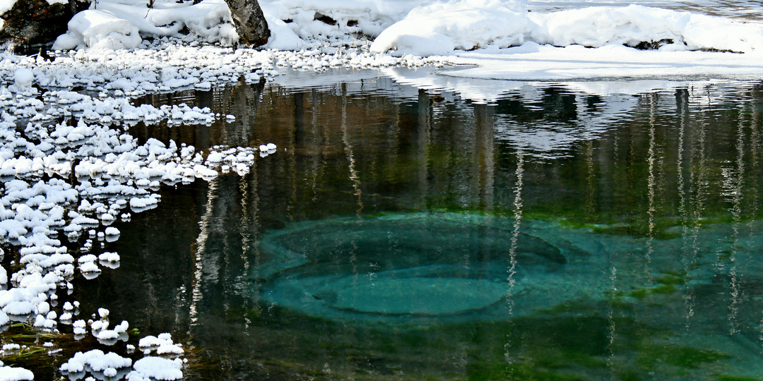 Малахитовые узоры гейзерного озера в Горном Алтае