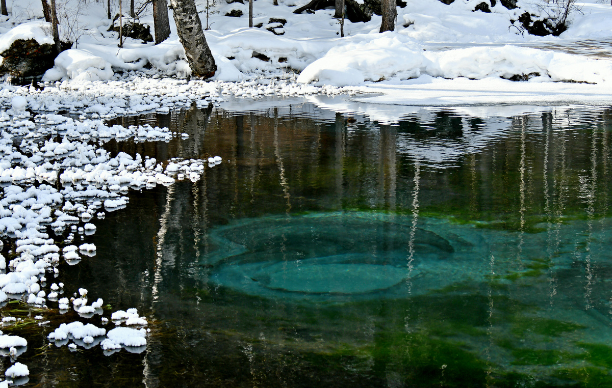 Гейзерное озеро в Улаганском районе Республики Алтай весной. Фотографии к публикации сделаны в марте 2026 г.