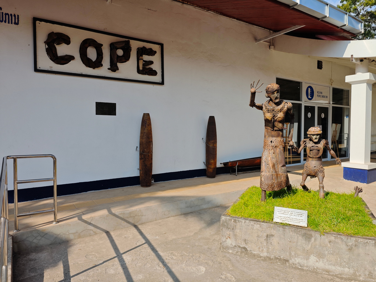 Вход и странные инсталяции.Фото авто