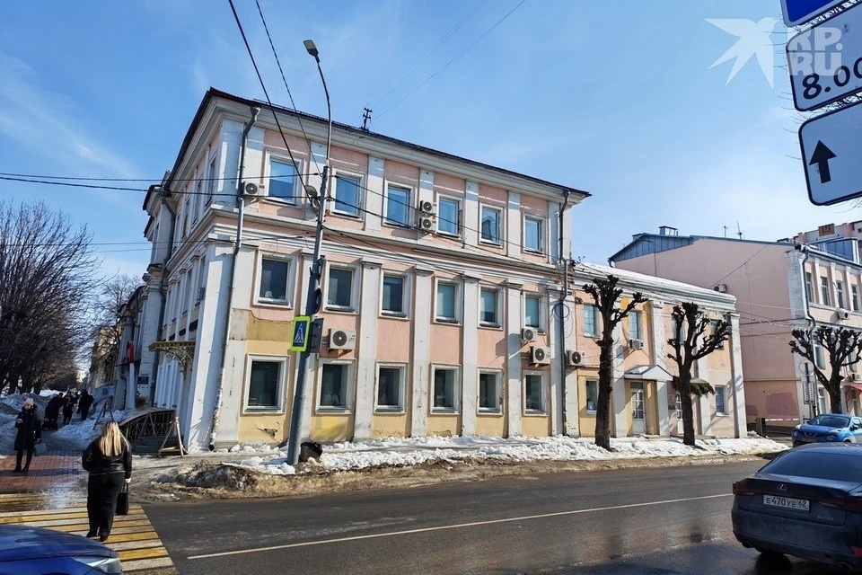    Дом, с которого рухнула глыба на девушку.