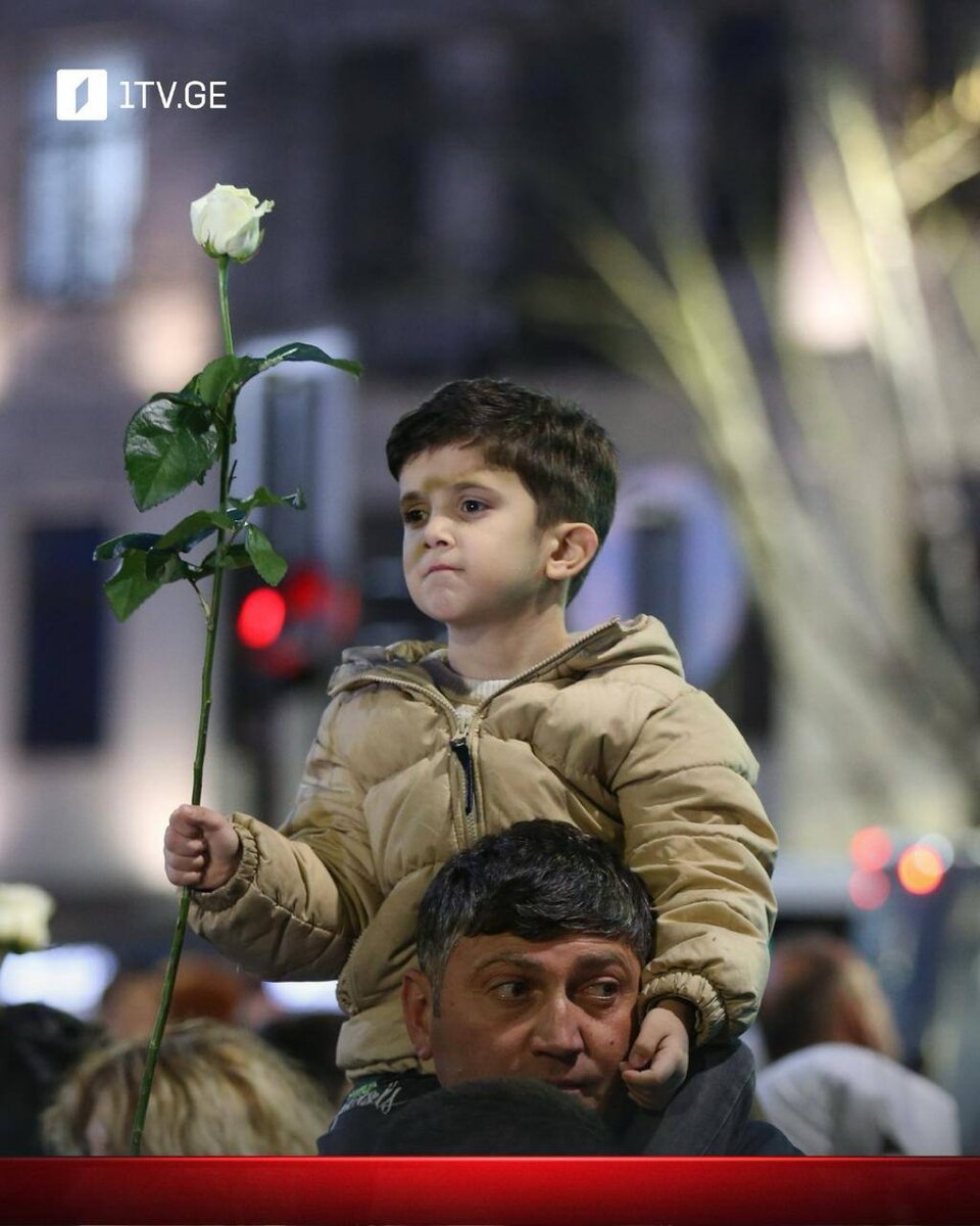 Дети в очереди на прощание