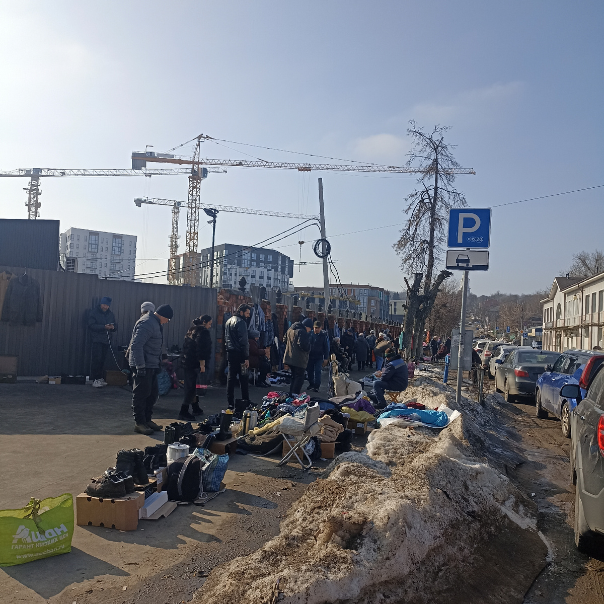 Обратите внимание на торговцев. Какие-то вещи и предметы разложены на картонках и покрывалах прямо на земле. Тут☝ у них свой мир