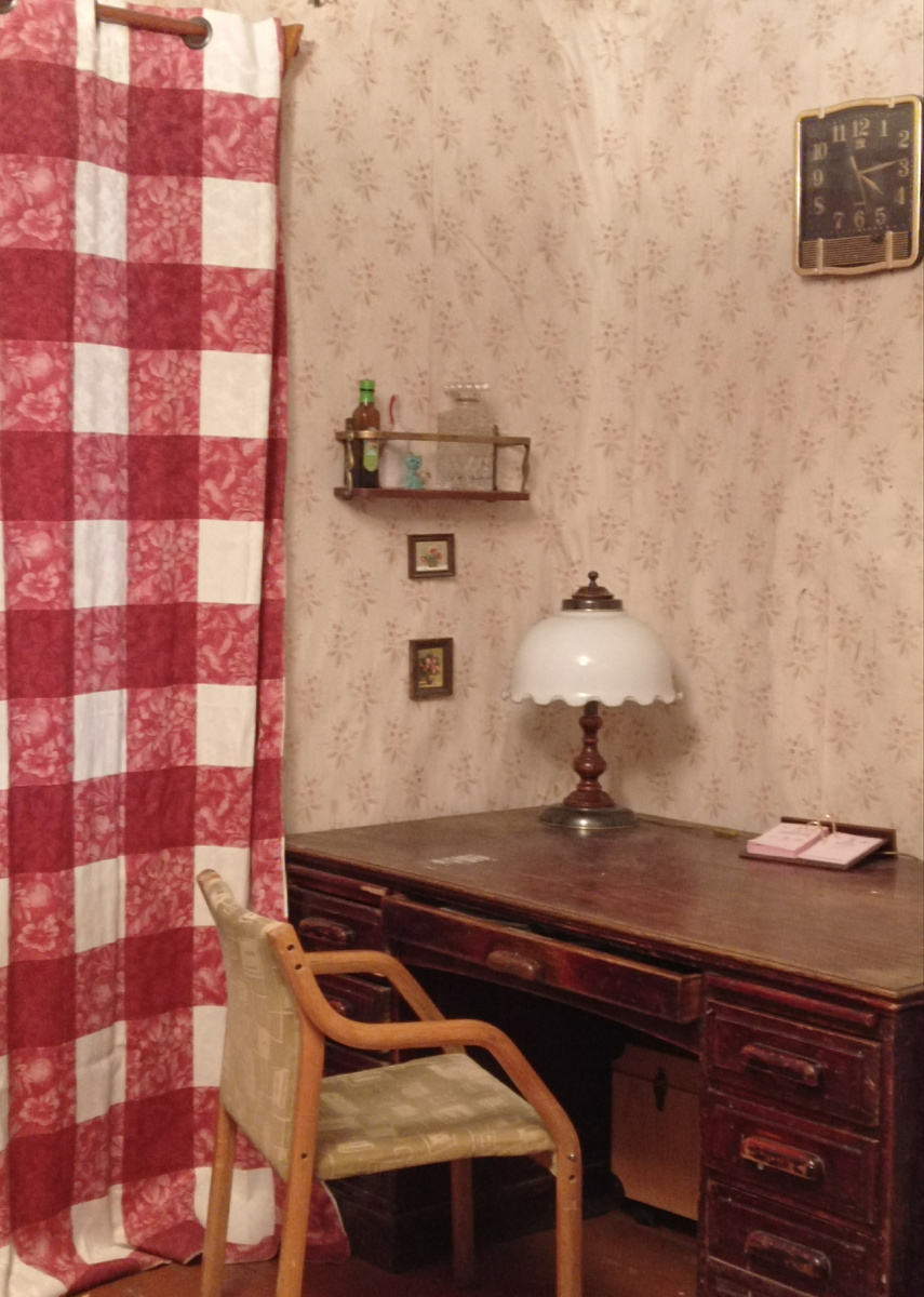 Миниатюры в тонких рамка - не смотрятся совсем, теряются на стене. 