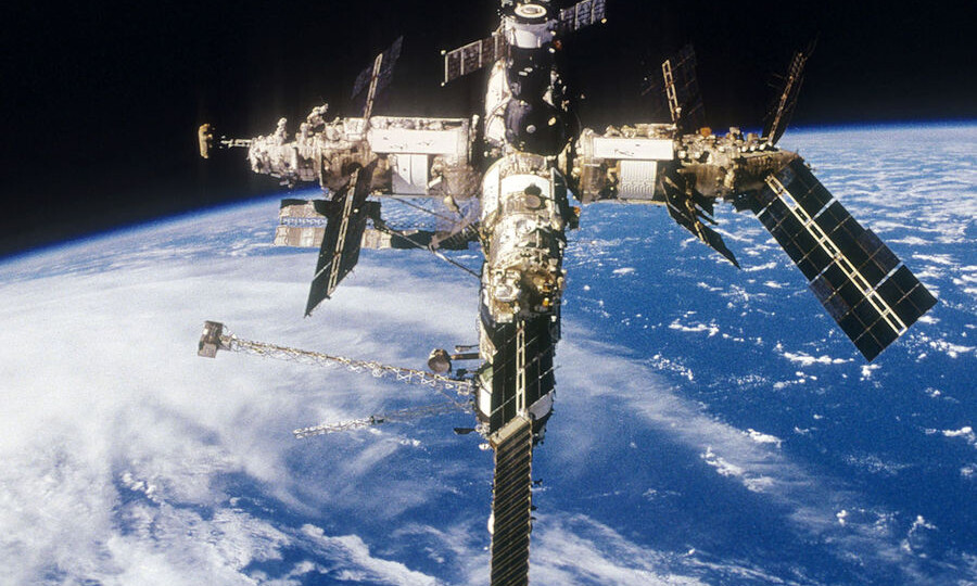 4594 дней «Мира»: судьба последней советской и первой российской орбитальной станции, а также ее обитателей.