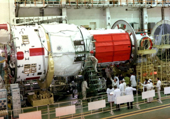 Базовый модуль орбитальной станции Мир во время подготовки к полету, космодром Байконур, 1986 год. Источник: adsl.kirov.ru