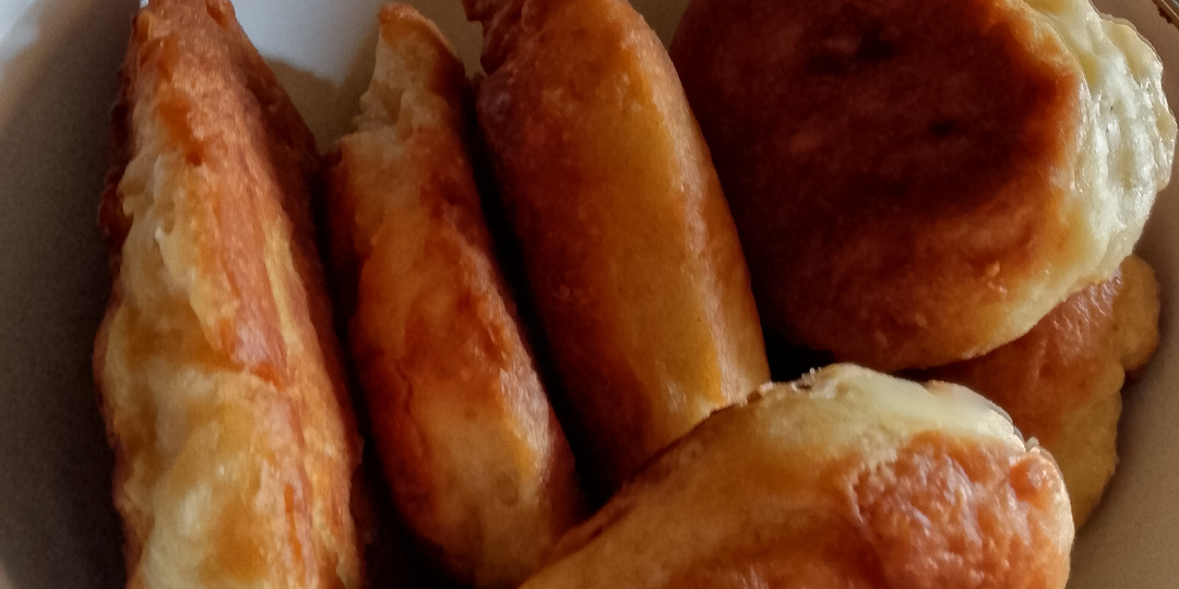 Кусочки теста пожарила вместо хлеба к борщу