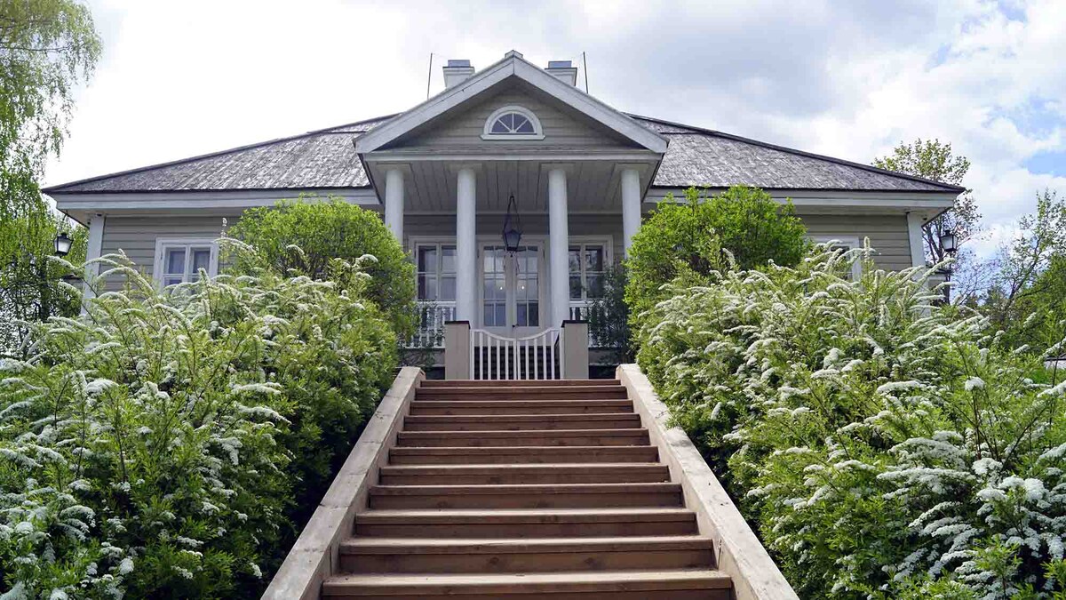 Воссозданный дом Пушкина в усадьбе Михайловское. Листайте галерею, чтобы увидеть еще фото