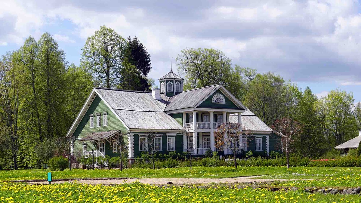 Главный усадебный дом усадьбы Петровское был построен двоюродным дедом Пушкина — Петром Абрамовичем Ганнибалом. Сам поэт неоднократно бывал здесь 