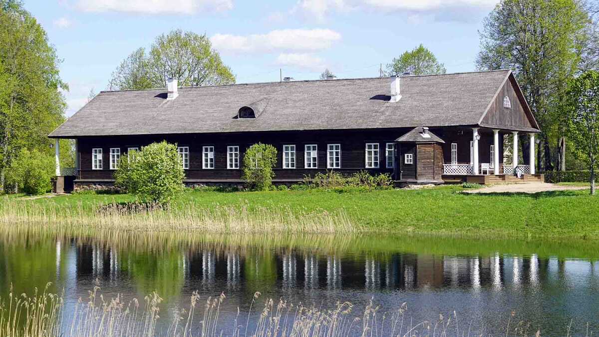 В Тригорском Александр Пушкин встречался в Анной Керн, гостившей у своей тёти Прасковьи Александровны 