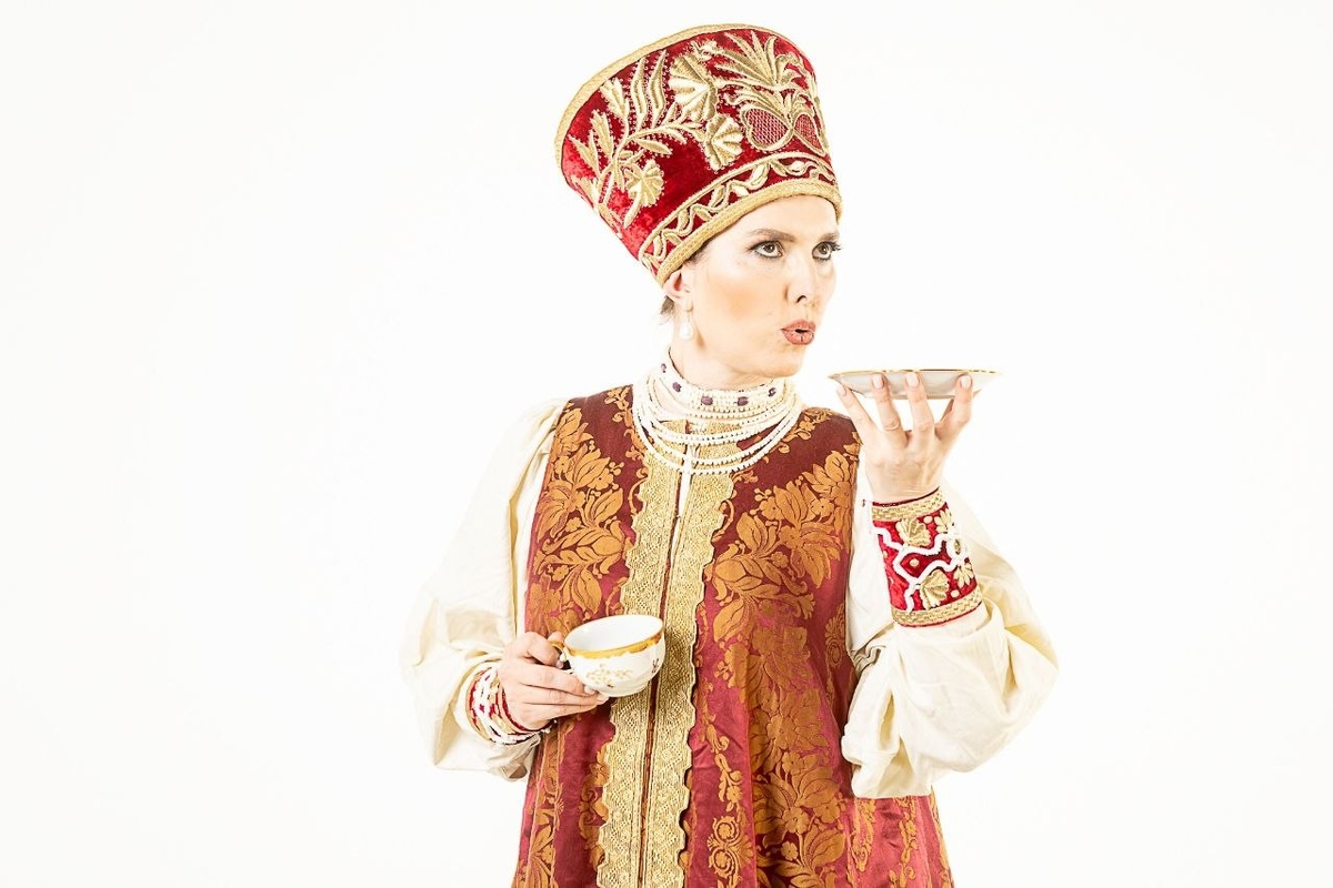 Анастасия Астахова — основатель дизайн-лаборатории «Красная нить», уверенная, что мы по праву рождения являемся наследниками величайшей культуры. Свое видение мира она воплощает через разные сферы: от создания фолк-музыки и проведения исторических мероприятий до создания бренда одежды в русском стиле.