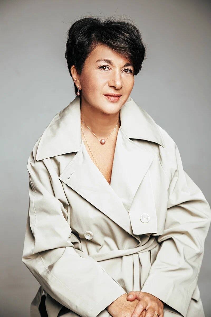 Лала — не просто дизайнер, а настоящий профессионал с добрым сердцем и невероятной работоспособностью, создающий новые коллекции всего за 2–4 недели. Ее уникальный дар заключается в чутком индивидуальном подходе: она выступает и как стилист, и как психолог, помогая каждой модели (особенно женщинам 35+) раскрыть свои достоинства, за что после показов получает поток искренней благодарности.