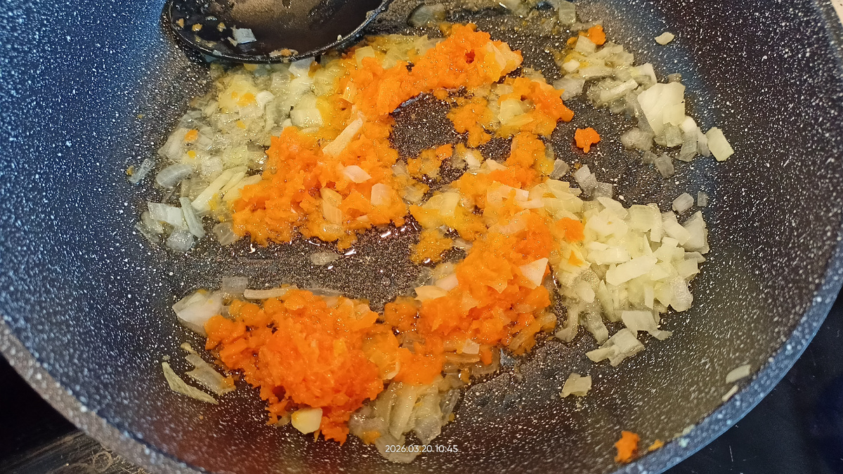 Лук и морковь пассируются. Фото автора