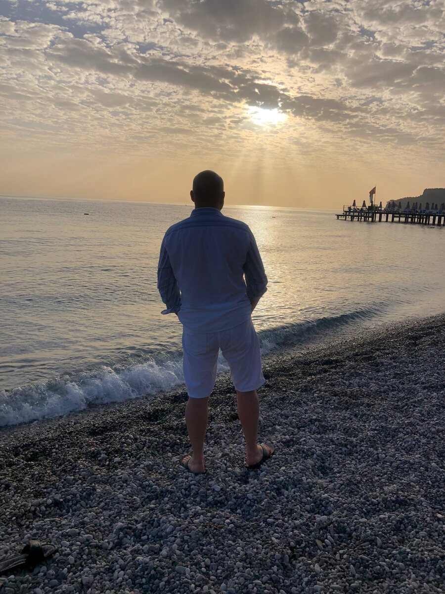 Наблюдаю заказт Солнца в один из редких моментов душевного спокойствия. Сентябрь 2020. Кемер, Турция. Из личного архива автора.