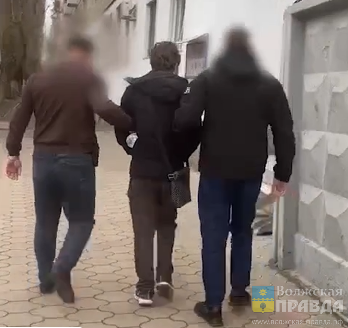 Скриншот с видеозаписи ГУ МВД России по Волгоградской области📷    19-летний волгоградец обобрал за день 4-х стариков и обратился к ровесникам
