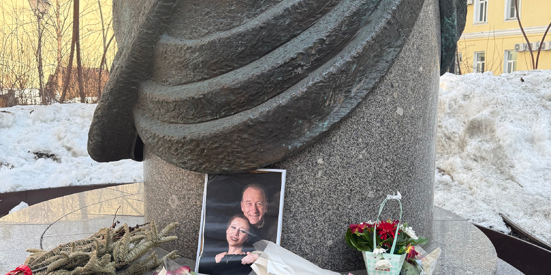 Весна в столице. Крокусы в Зарядье, сквер Майи Плисецкой, Никольская улица.