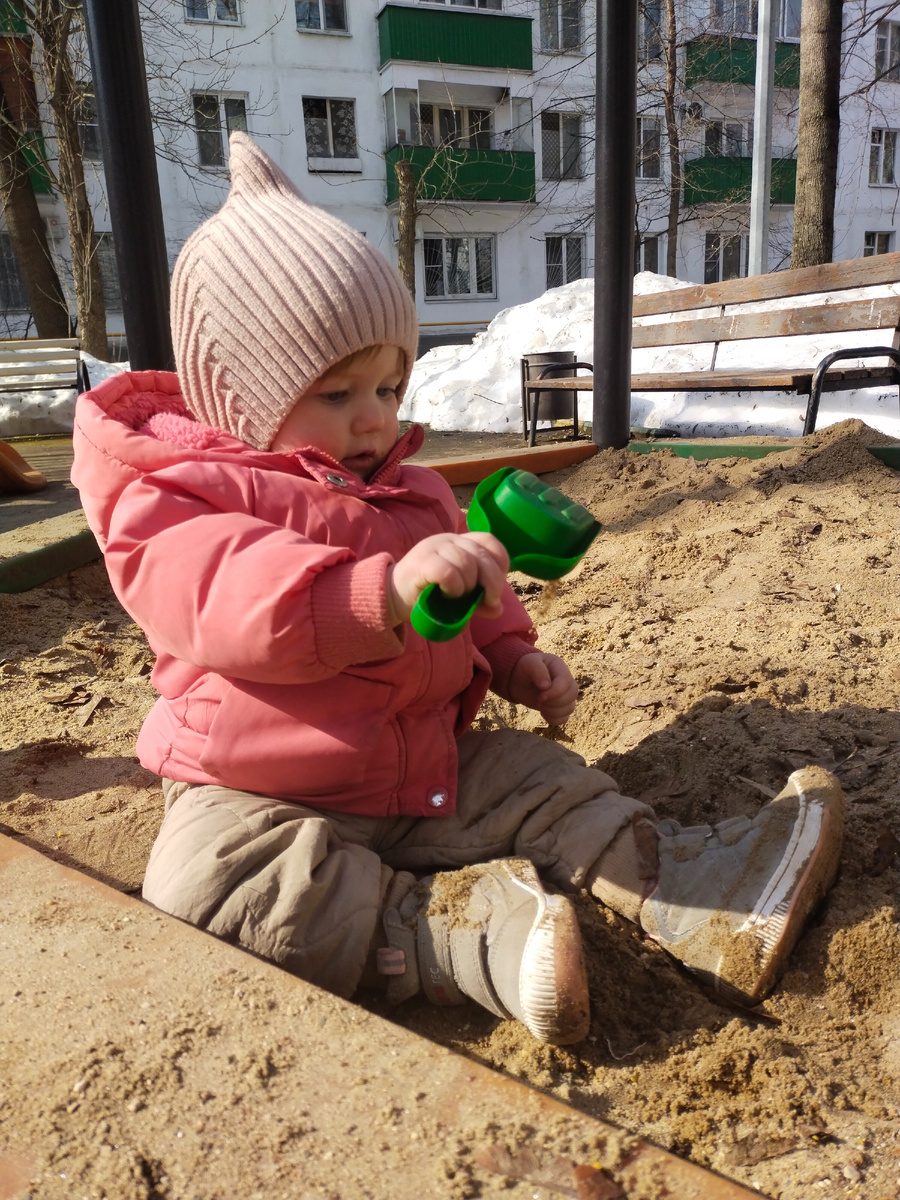 Дарина познакомилась с песком. Привет, стирка по кругу 