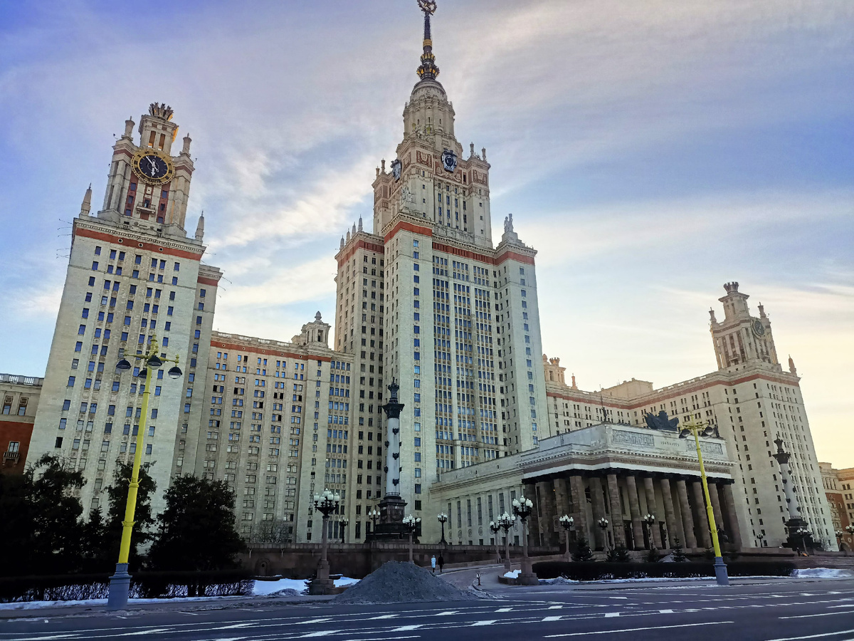 МГУ недоступно и для многих отличников, зачем поступать туда, когда знаний маловато?