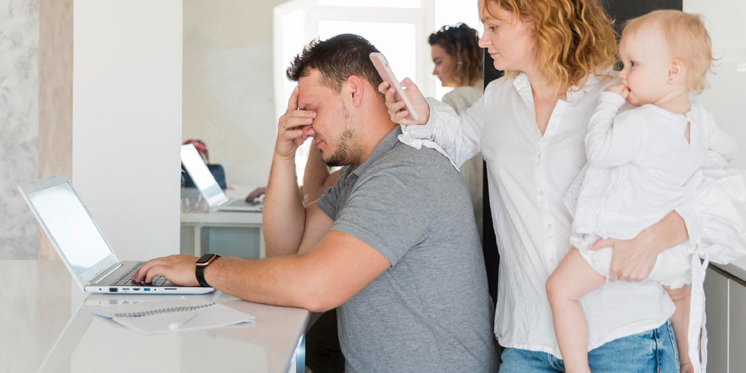 5 телесных привычек, которые выдают скрытый стресс у родителей