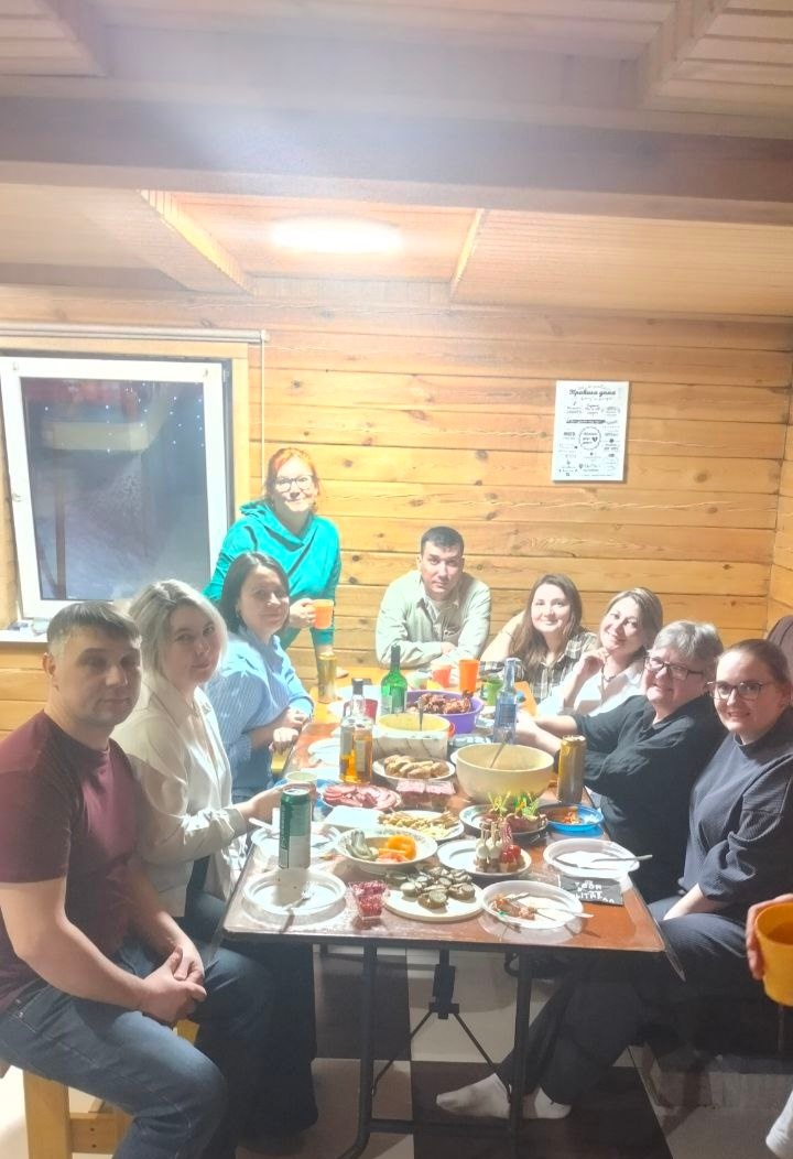 Наша дочь в бирюзовой кофточке.