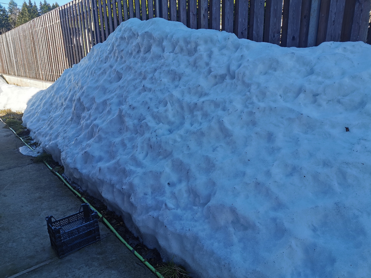 За домом - самая большая гора, ее с крыши накидали