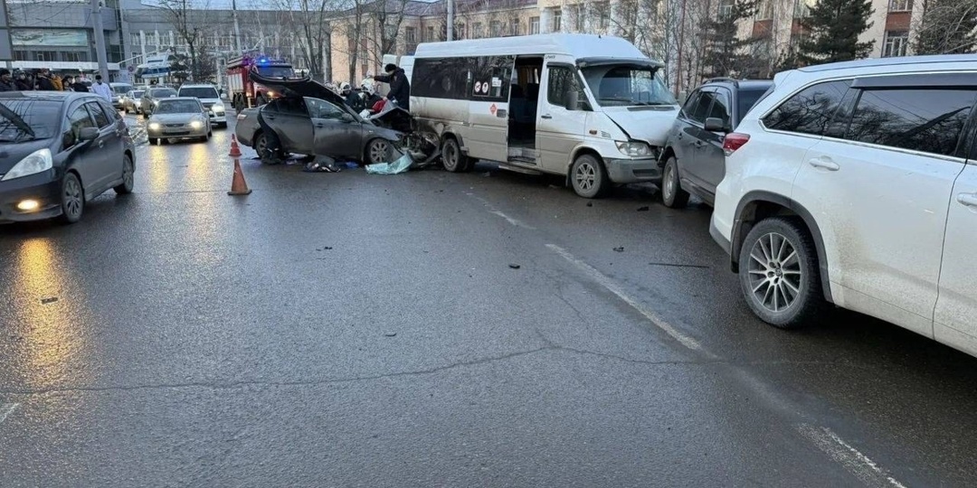 Шесть машин столкнулись в Иркутске: есть пострадавшие