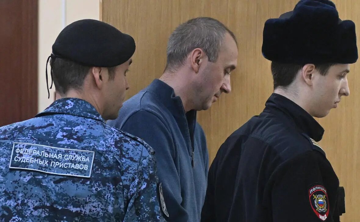    Источник: Константин Рябых ( в центре ) Фото: Михаил Воскресенский / РИА Новости. rbc.ru Юрий Карпов