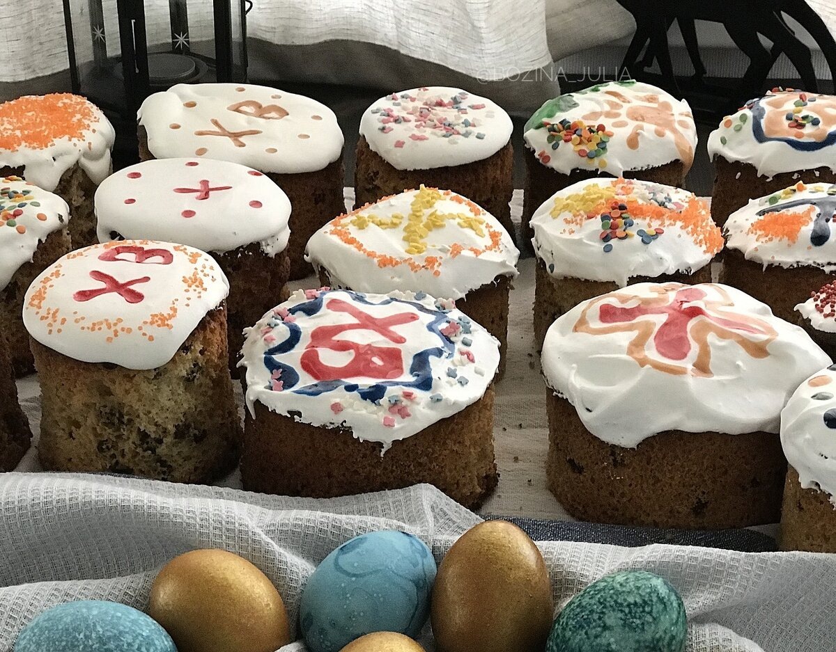 Эти куличи я пекла много лет назад, когда еще была жива бабушка... Потом делила этот набор на 3 части: нам, маме и бабушке, из своей части пару куличей приносили другим родителям. Сейчас этой традиции уже нет, к сожалению