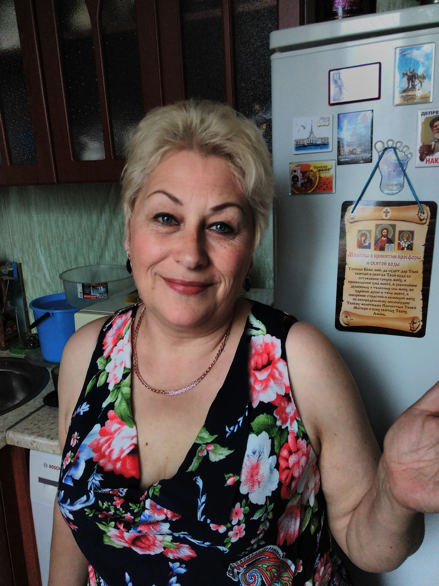 на фото Автор канала ( Аура)