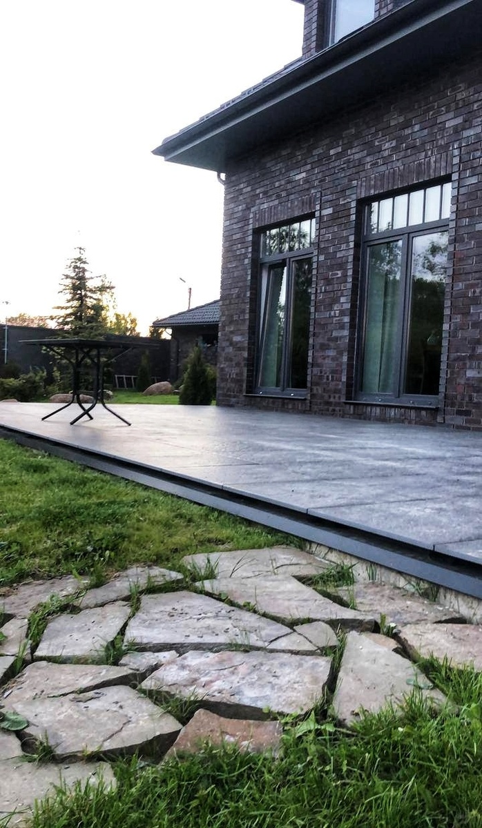 Красивая терраса из керамогранита с видом на сад, материал выглядит достойно в любом свете.