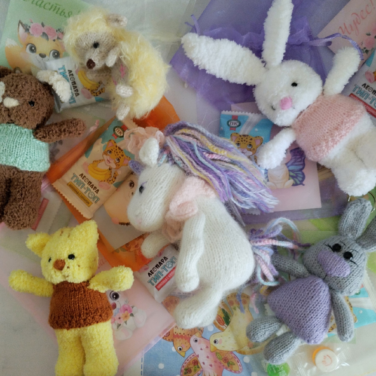 Большая посылка с игрушками от Саши Тарасовой. На данный момент отправляют посылки 8 мастеров, 2 участника и я с младшей дочкой. 