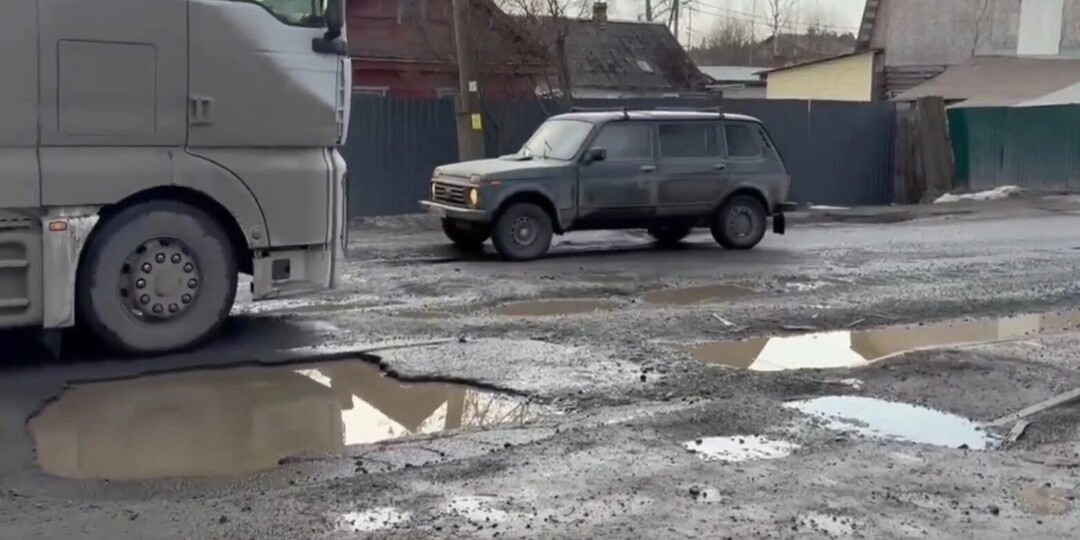 В Петрозаводске на трех участках дорог нашли более 100 ям