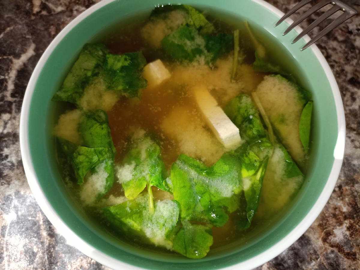 Из личного архива - мисо-суп со шпинатом, макро