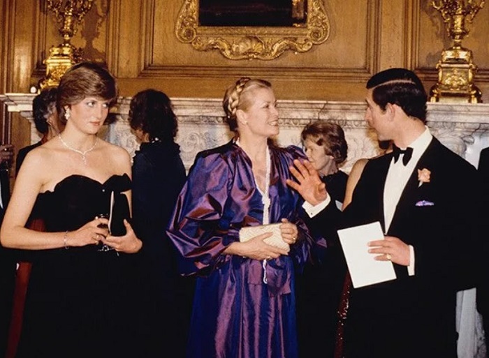 Диана в чёрном платье-корсете