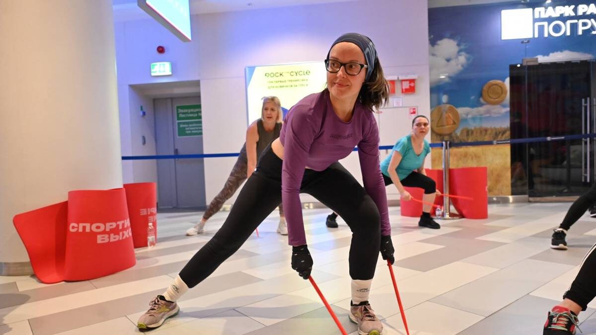    В рамках «Спортивных выходных» проходят и танцевальные занятия. Например, по фитроку — интенсивные тренировки с барабанными палочками. Одну из них в Центральном детском магазине посетила москвичка Анастасия Ковалева / Фото: Александр Кочубей / Вечерняя Москва