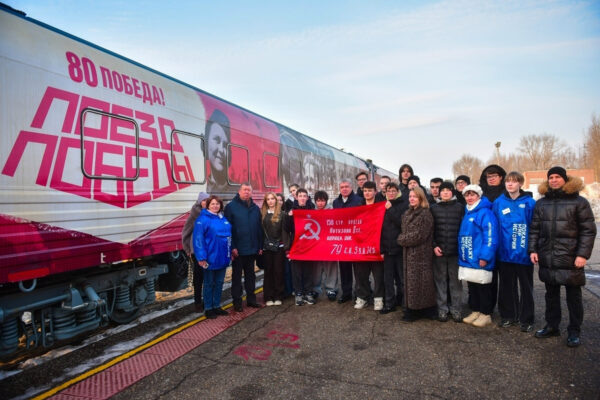    Мэр Н.Г. Магдеев вместе со школьниками и студентами в числе первых посетил «Поезд Победы». Фото: Управление информационной политики и по связям с общественностью ИК МО г. Набережные Челны