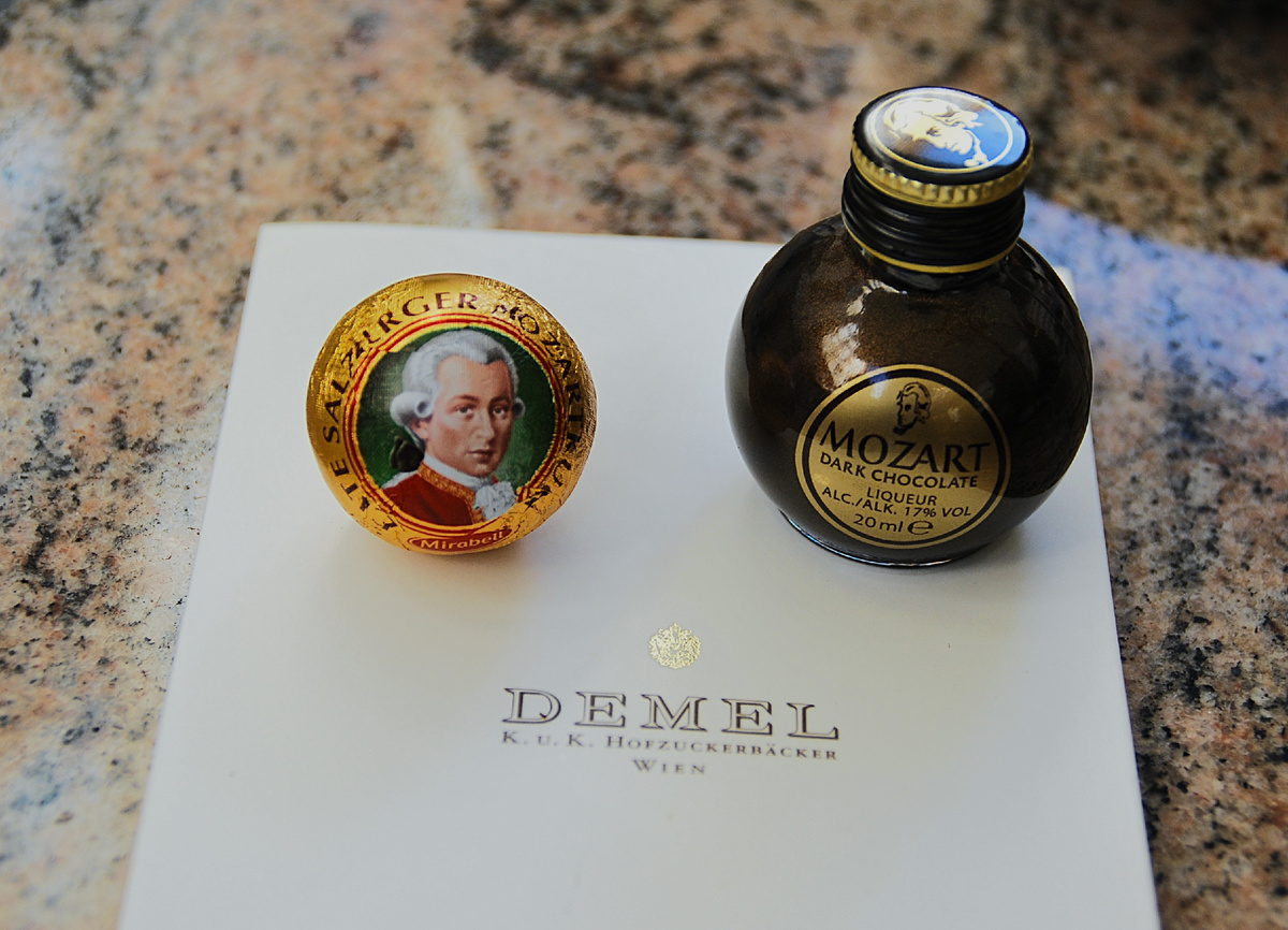 Кафе Демел (Café Demel) адрес: Kohlmarkt 14. Листайте фото стрелочка справа 