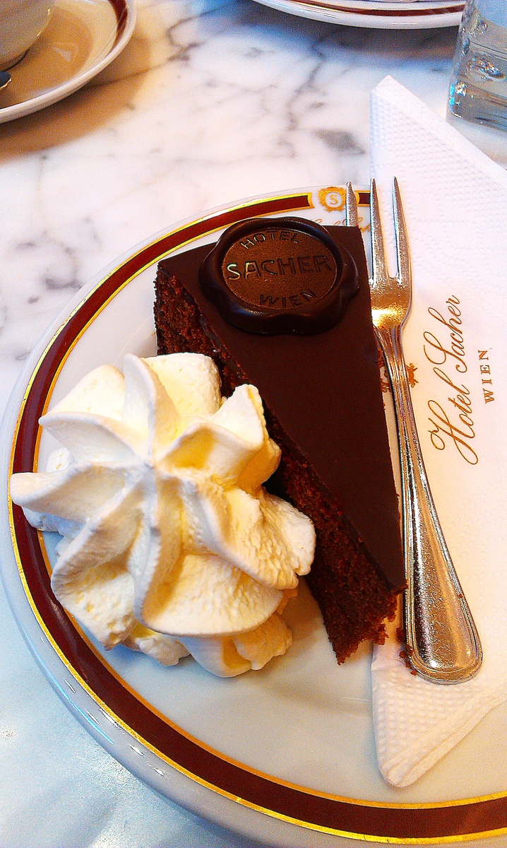 Торт "Захер" с круглой шоколадкой из кафе при отеле "Захер"