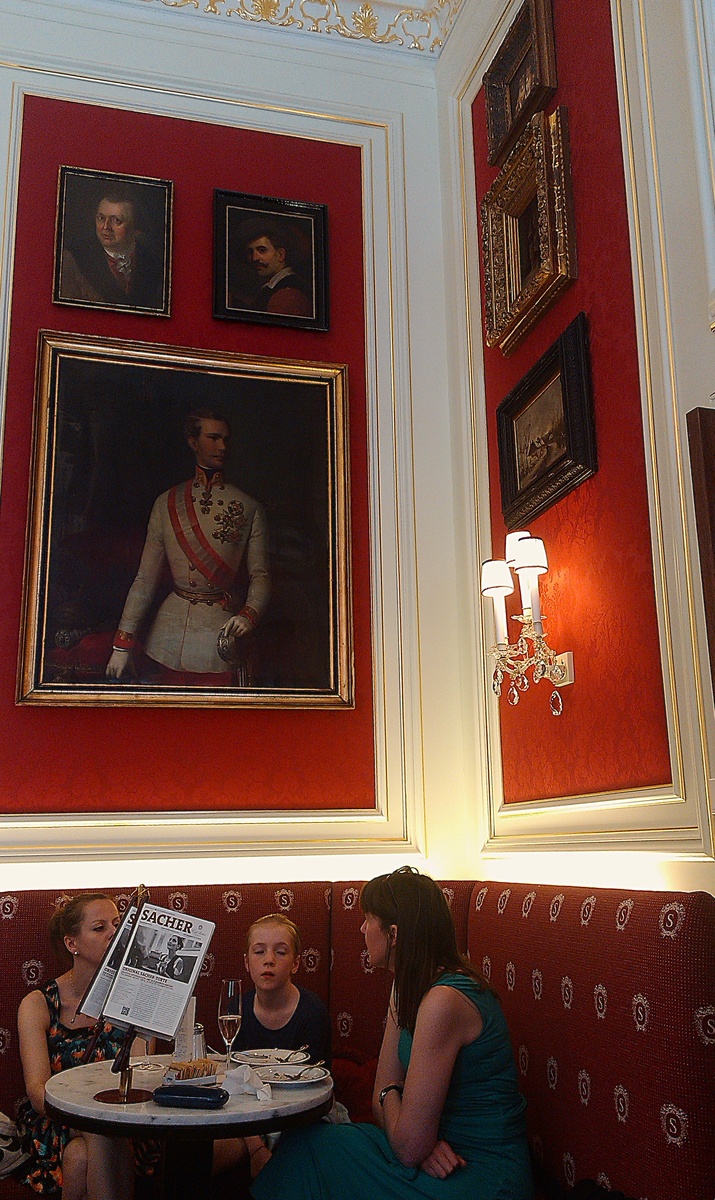 Роскошный зал кафе "Захер"