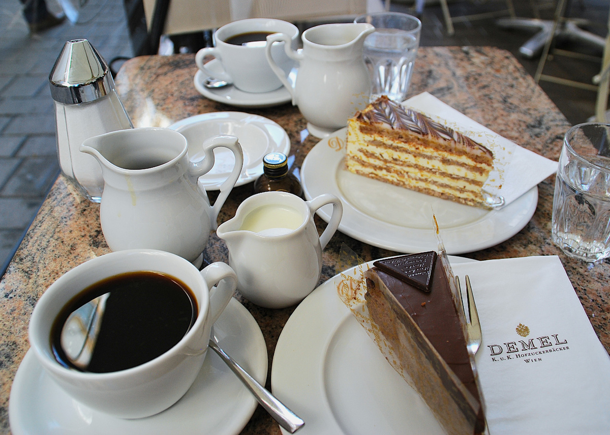 Прямо на улице можно выпить ароматный венский кофе и продегустировать торт "Захер" от "Демель"