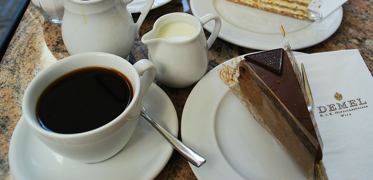 Торт с фирменным треугольным шоколадом 