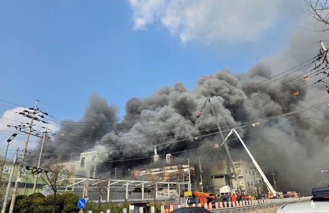 Число жертв пожара на заводе в Южной Корее увеличилось до 11