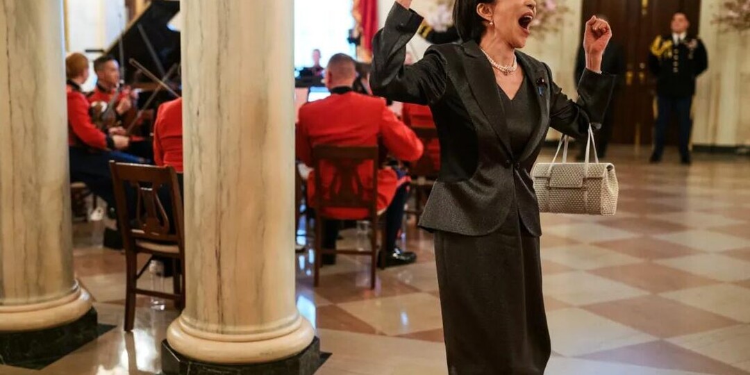 Фото премьера Японии с ужина в США вызвало бурные споры в соцсетях