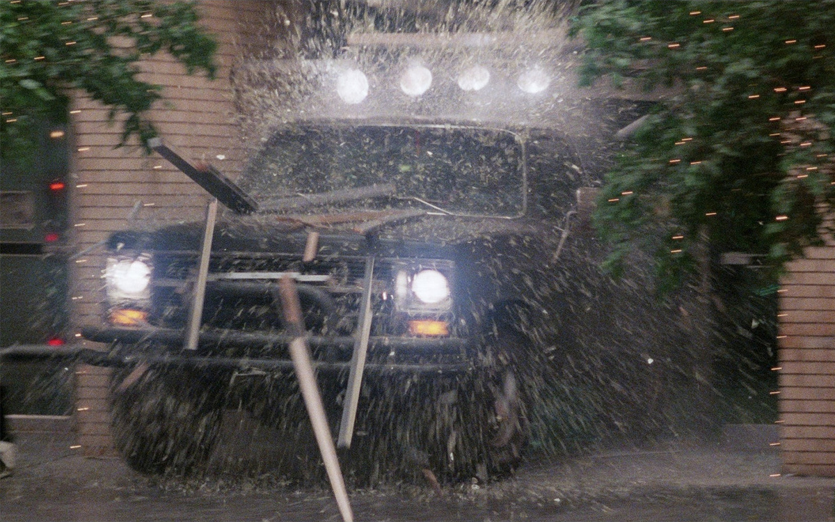 В картине «Вторжение в США» 1985 года Норрис крушит стены, отстреливается от врагов и даже обезвреживает на ходу взрывчатку на пикапе GMC Sierra Classic 1978 года.


